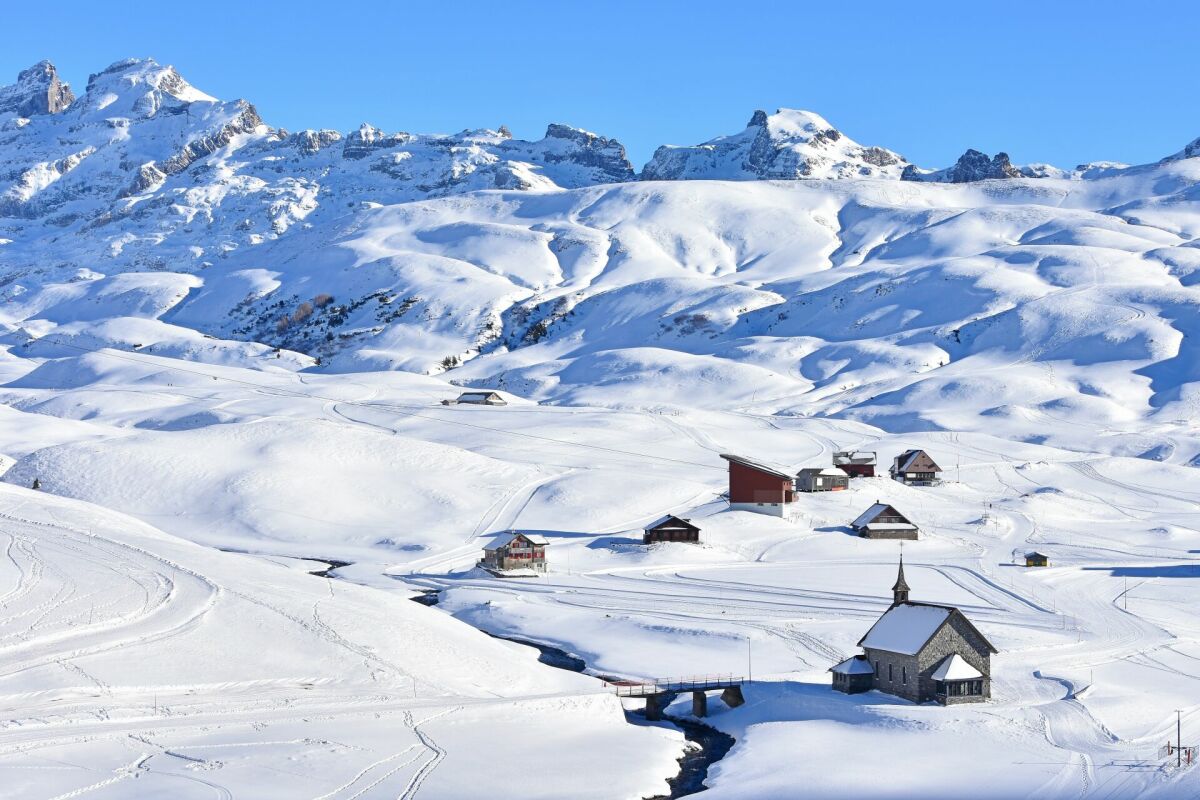 Schneebedeckte Berglandschaft mit verstreuten Gebäuden