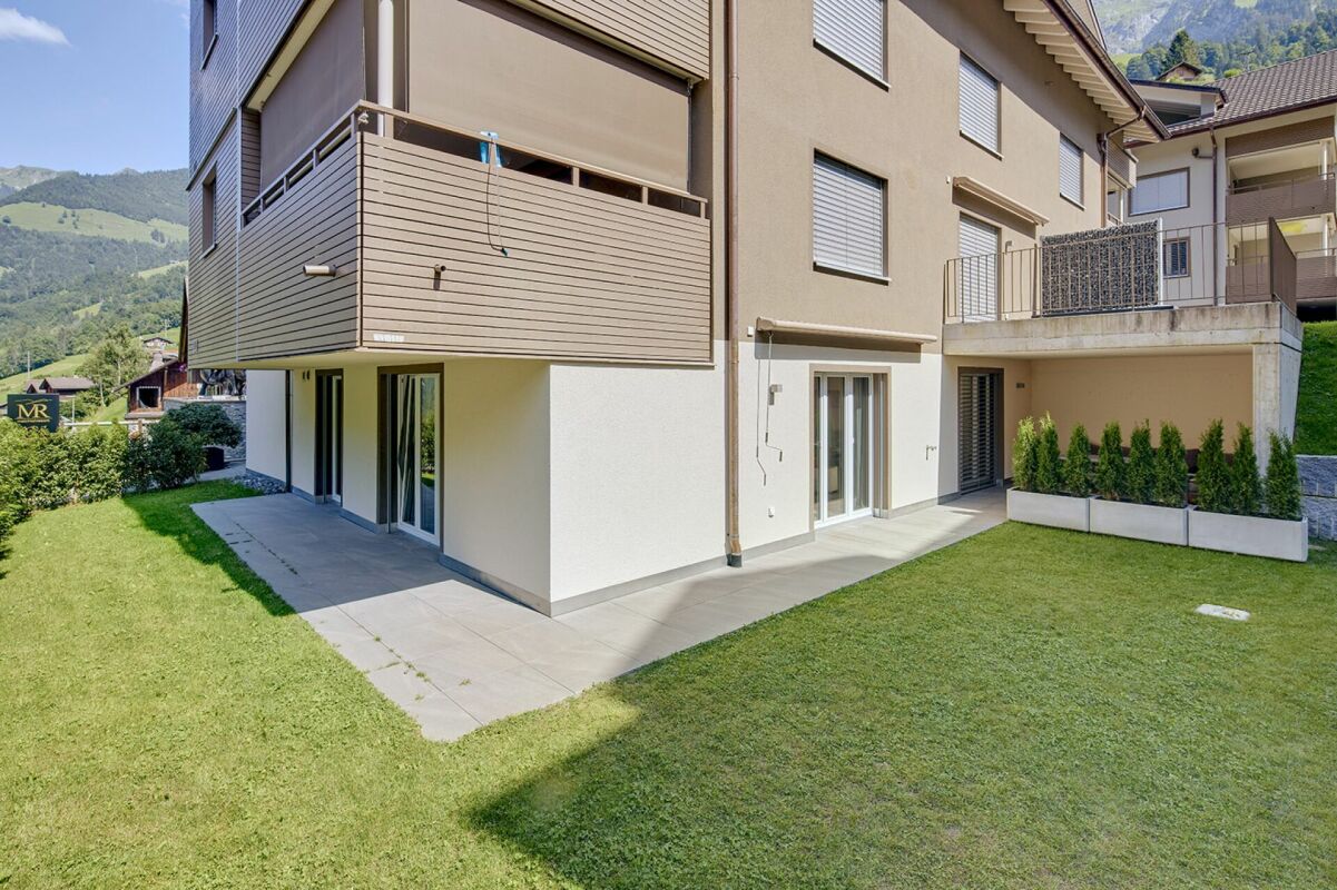 Außenansicht eines modernen Mehrfamilienhauses mit Garten