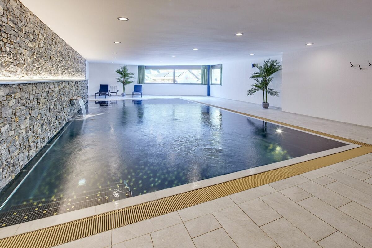 Indoorpool in großzügigem Wellnessraum