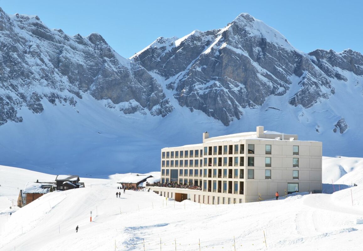 Berghotel in Schneelandschaft