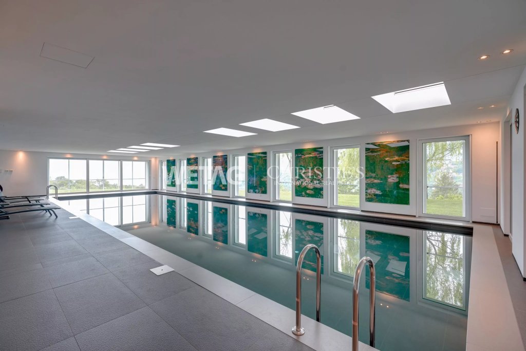 Innenpool mit großem Tageslichtbereich