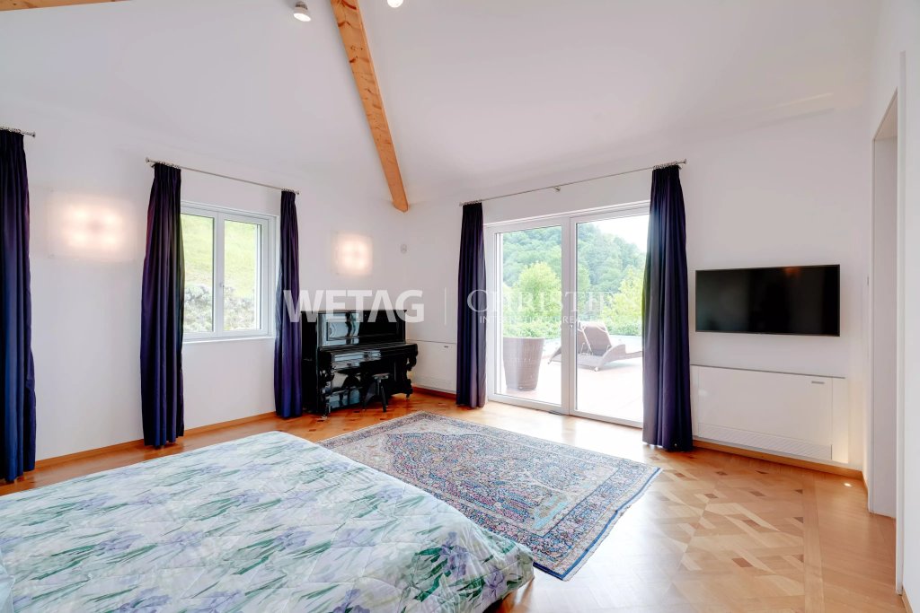 Helles Schlafzimmer mit Balkonzugang