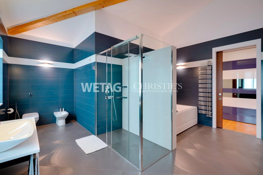 Modernes Badezimmer mit Glasdusche und Badewanne
