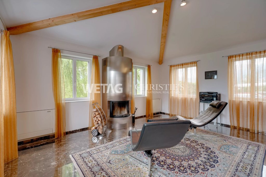 Wohnzimmer mit Kamin und hohen Decken