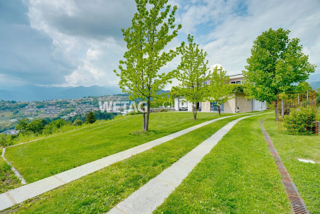 Großer Garten mit Hanglage und Bergblick