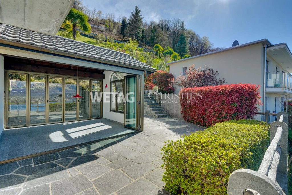 Gepflegter Außenbereich mit Wintergarten und Gartenweg