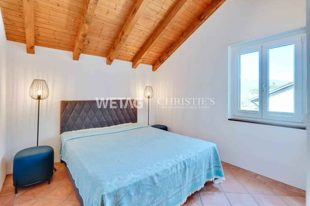 Schlafzimmer mit Holzbalkendecke