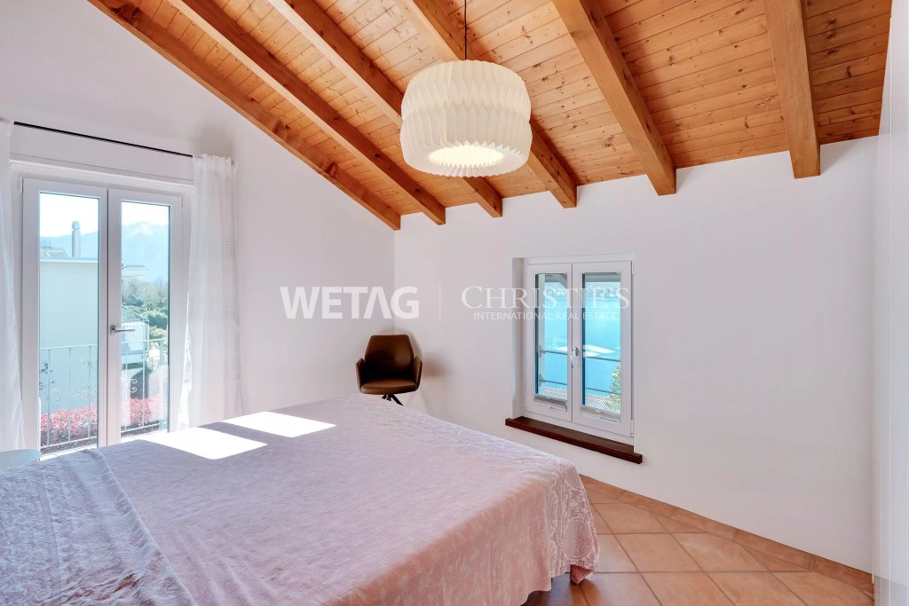 Schlafzimmer mit Meerblick und Holzbalkendecke