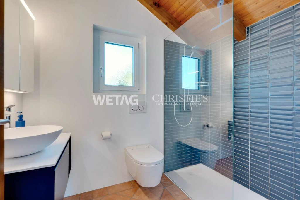 Modernes Badezimmer mit Dusche und WC