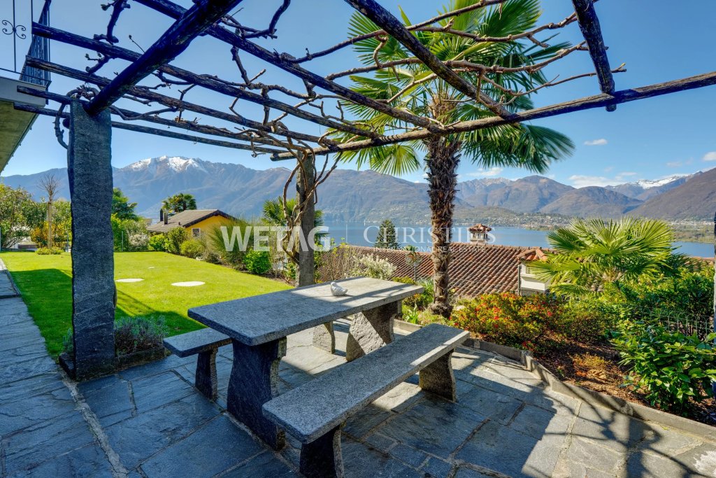 Terrasse mit Seeblick und Bergpanorama