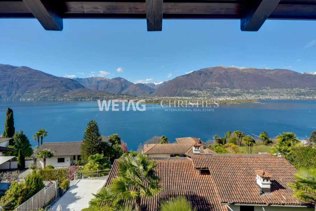 Seeblick von einer Terrasse mit Dachüberstand
