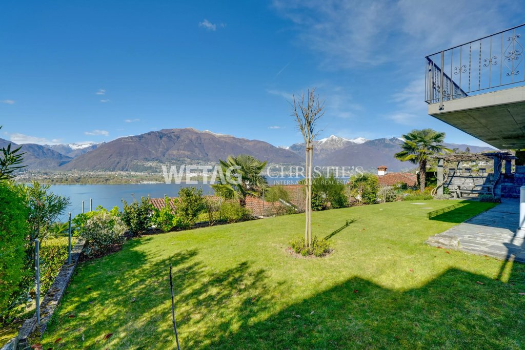 Seeblick-Garten mit Bergpanorama