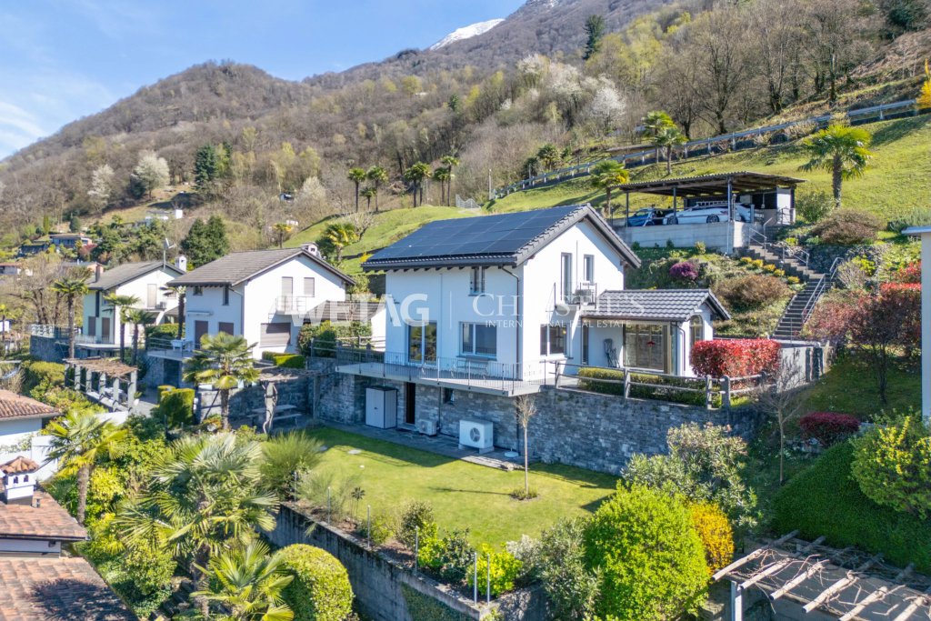Villa in Hanglage mit Solardach und Garten