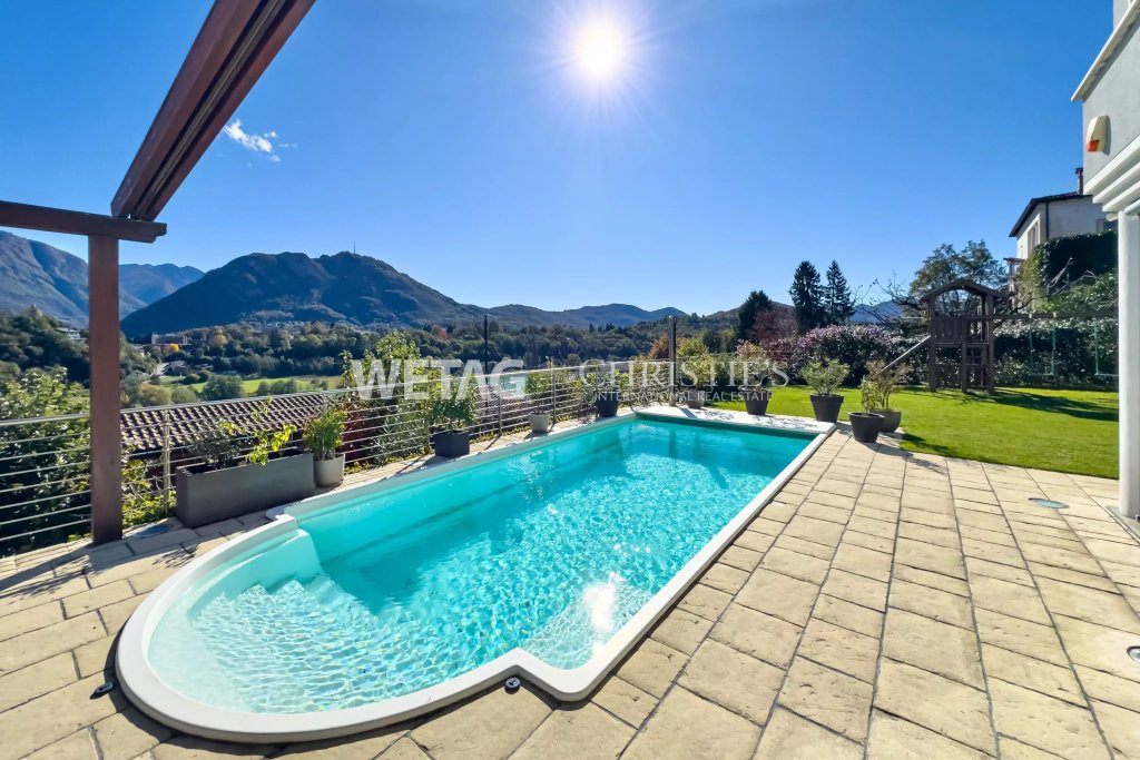 Außenbereich mit Pool und Bergblick