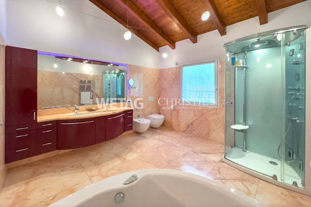 Luxuriöses Badezimmer mit Holzdecke