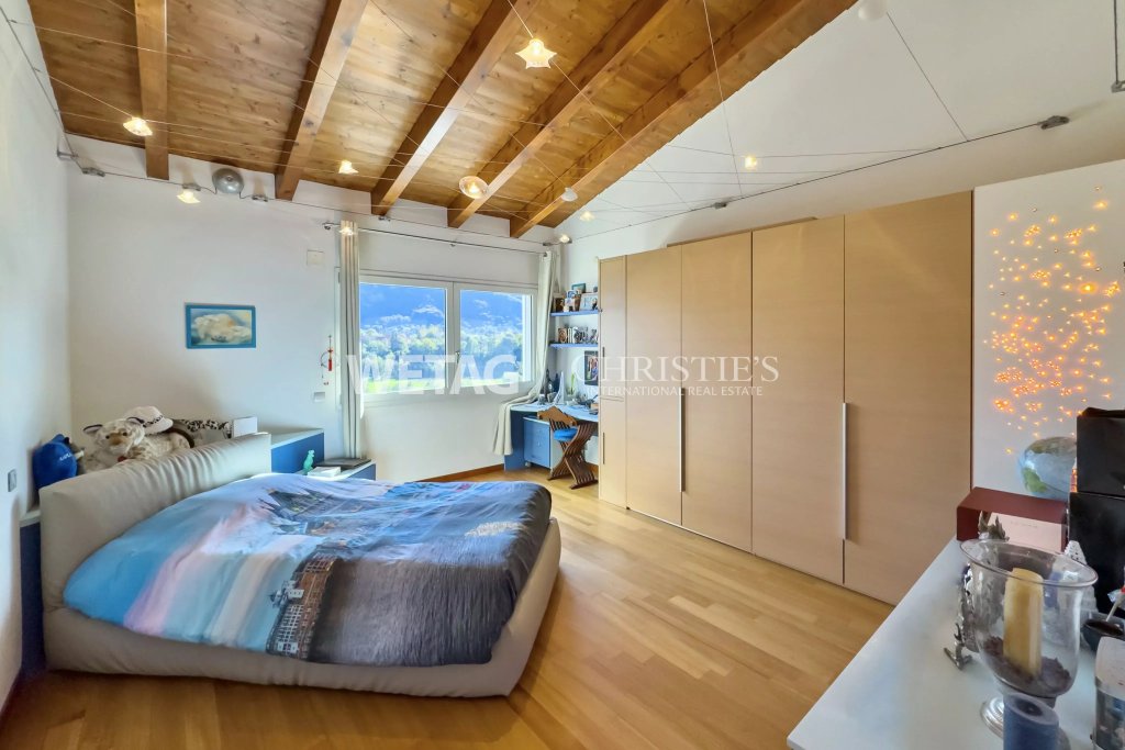 Helles Schlafzimmer mit Holzbalkendecke