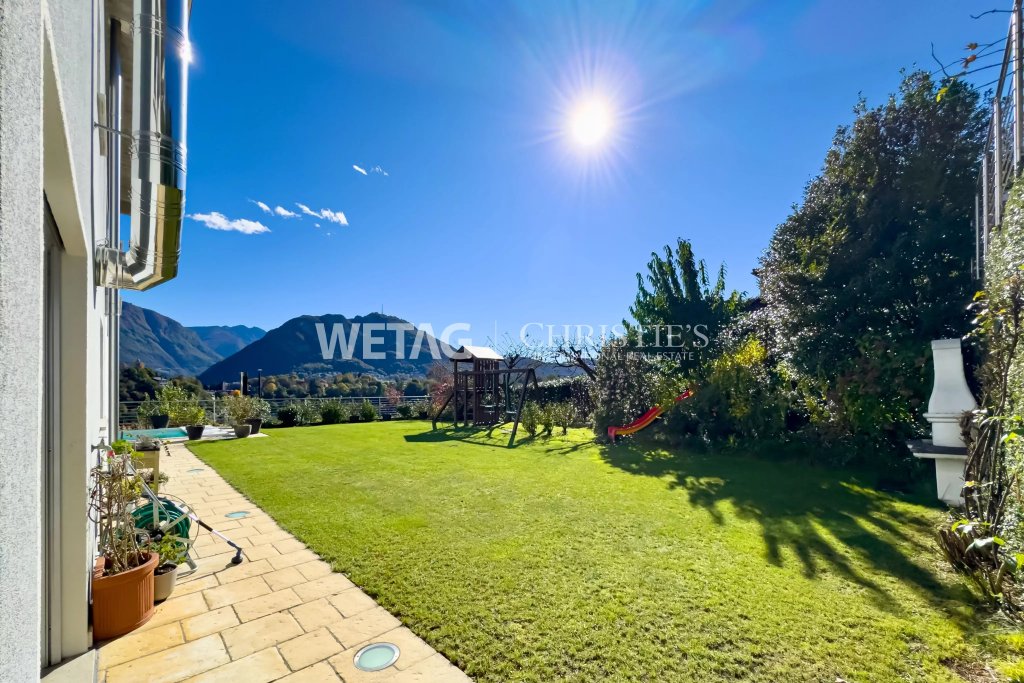 Großer Garten mit Bergblick
