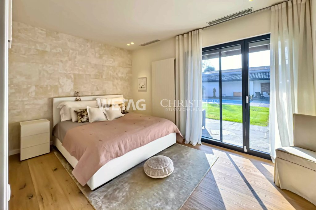 Helles Schlafzimmer mit Terrasse und Gartenblick