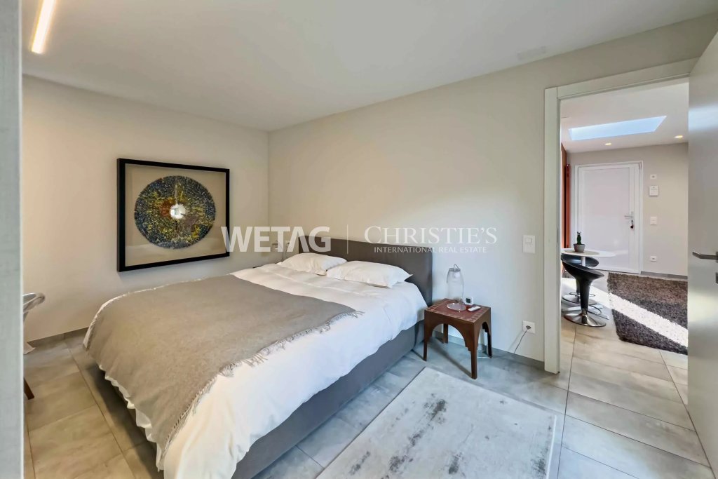 Modernes Schlafzimmer mit Blick in den Flur