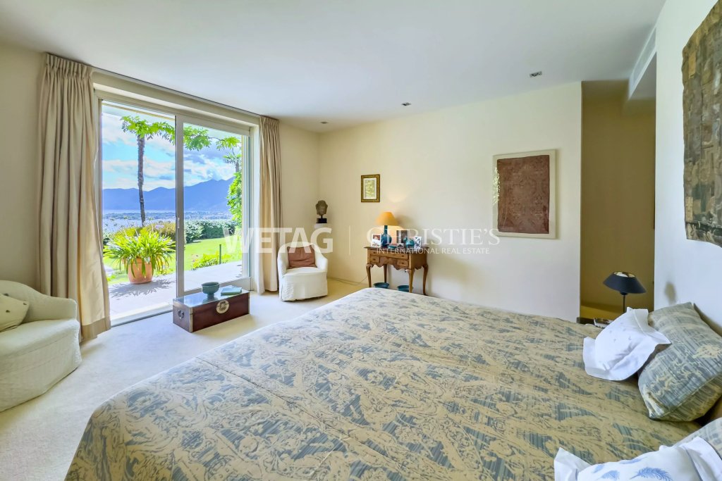 Helles Schlafzimmer mit Meerblick