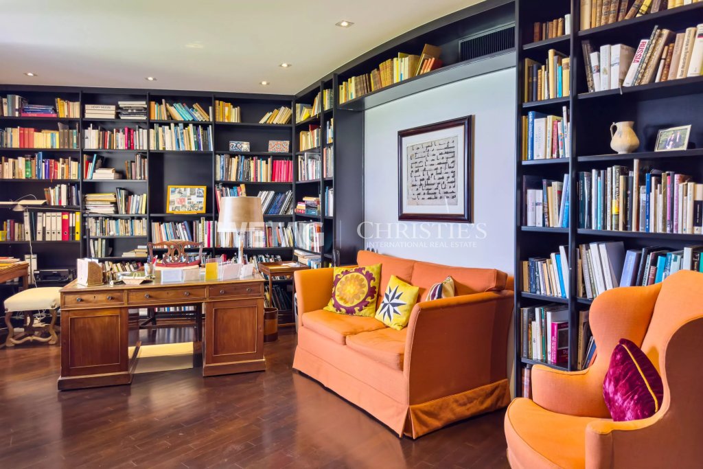 Elegantes Arbeitszimmer mit Bibliothekswand