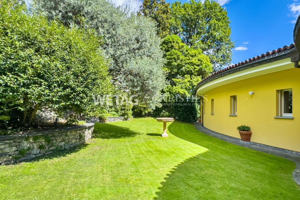 Garten mit gelbem Wohnhaus