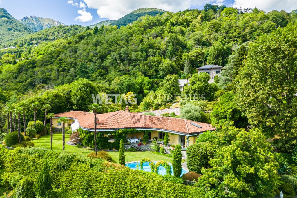 Villa mit Pool in grüner Berglandschaft