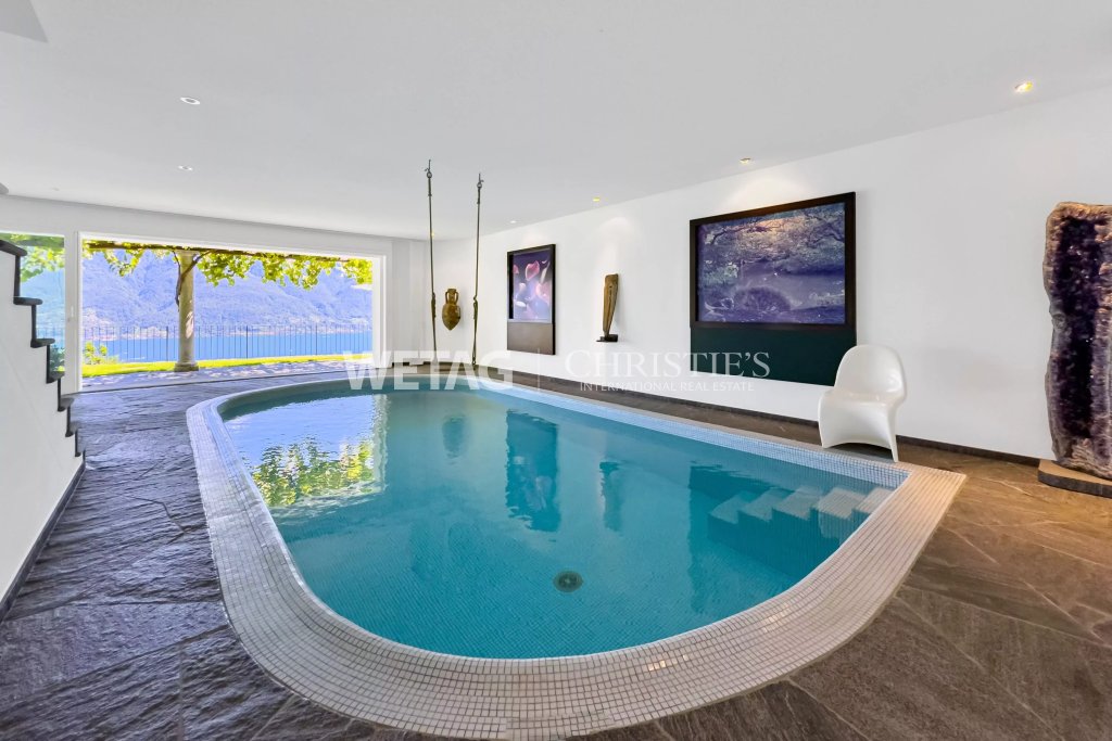 Innenpool mit Seeblick