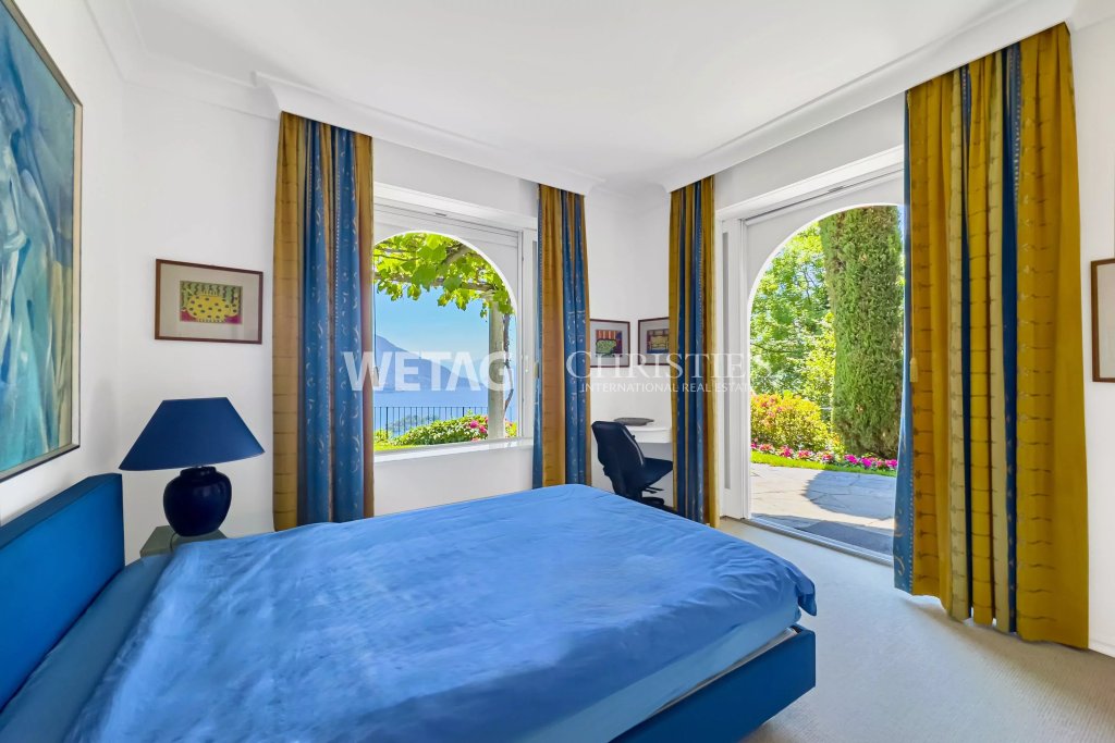 Helles Schlafzimmer mit Meerblick und Zugang zur Terrasse