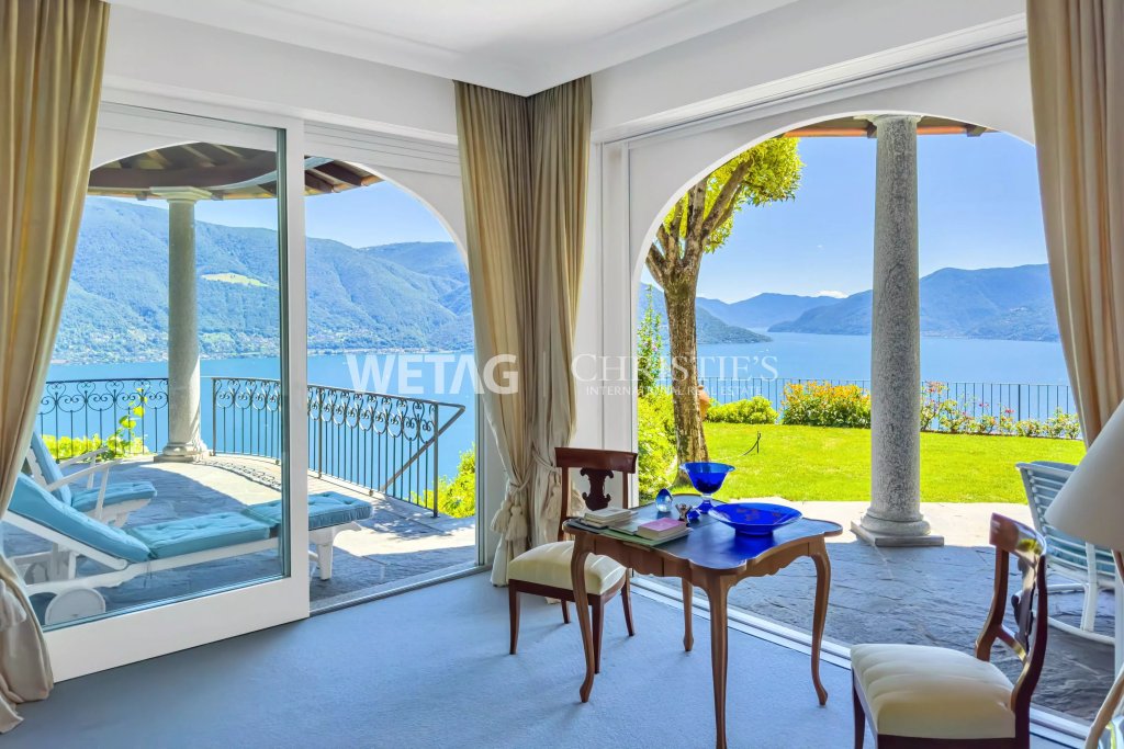 Wohnraum mit Seeblick und Zugang zur Terrasse
