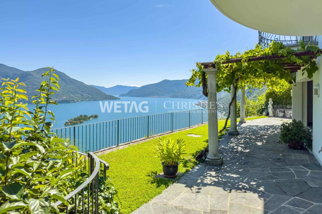 Seeblick-Terrasse mit Pergola