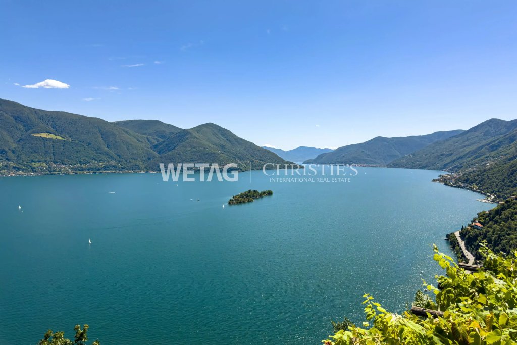 Seeblick mit Bergen