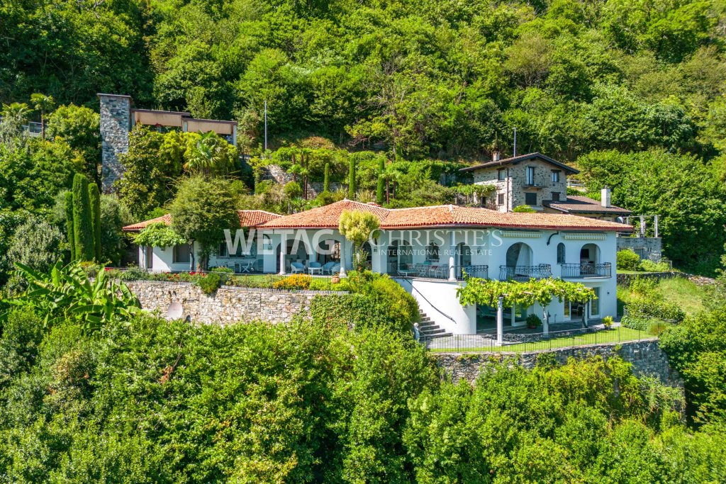 Luxusvilla in grüner Hanglage