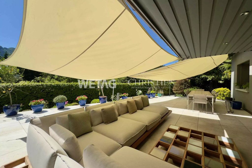 Große überdachte Terrasse mit Lounge und Essbereich