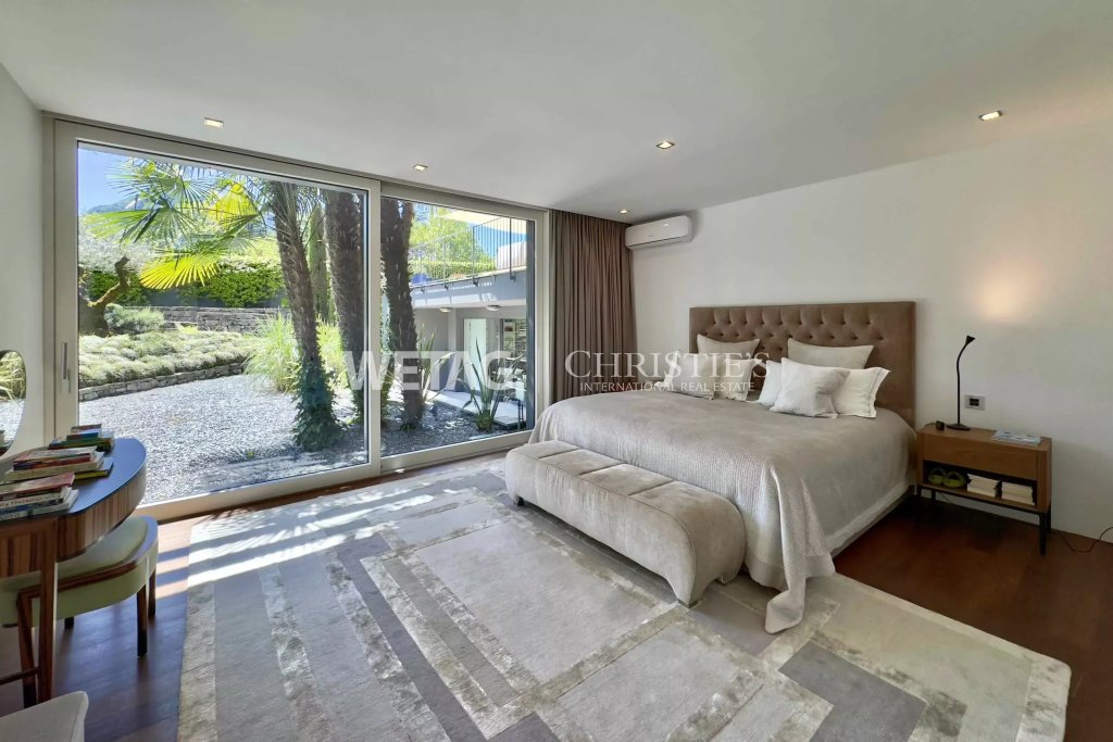 Helles Schlafzimmer mit großem Gartenblick