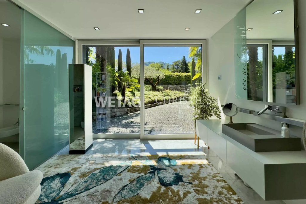 Modernes Badezimmer mit Blick in den Garten