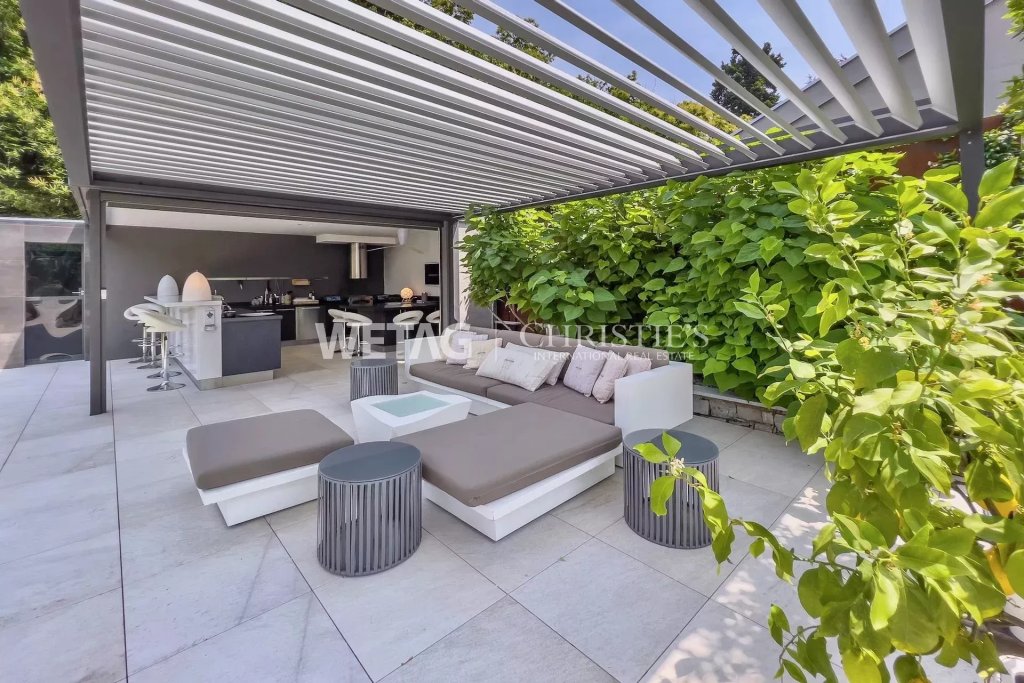Überdachte Outdoor-Lounge mit Außenküche
