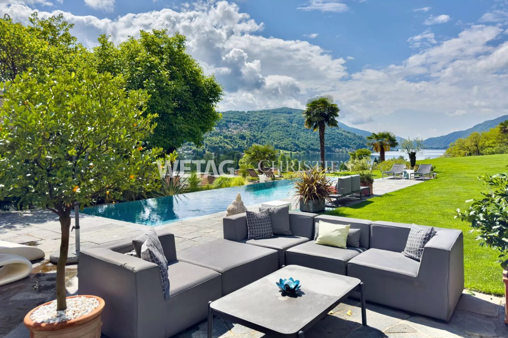 Luxuriöser Außenbereich mit Pool und Seeblick