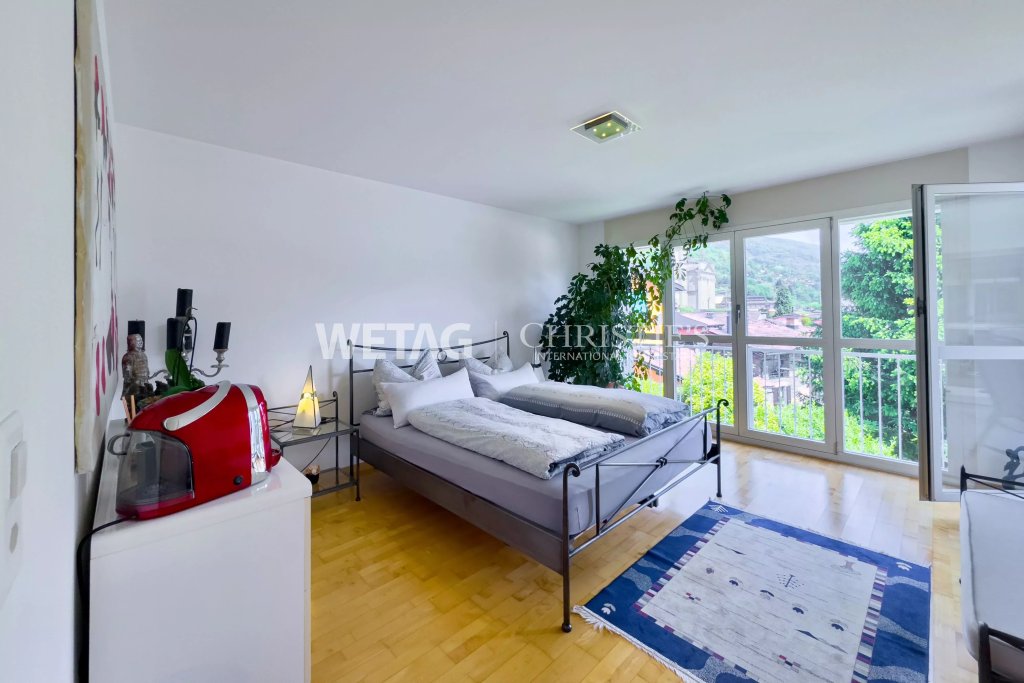 Helles Schlafzimmer mit Balkonblick