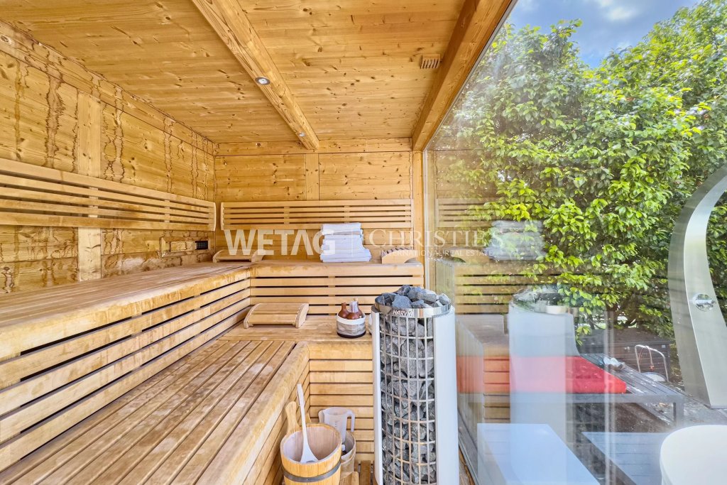 Sauna mit Glasfront zum Garten
