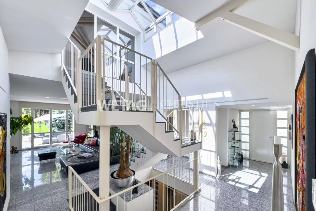Luftiges Atrium mit Treppe und Oberlicht
