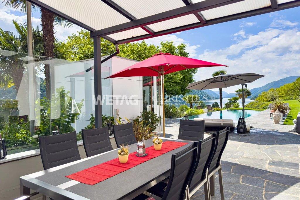 Luxuriöse Terrasse mit Pool und Seeblick