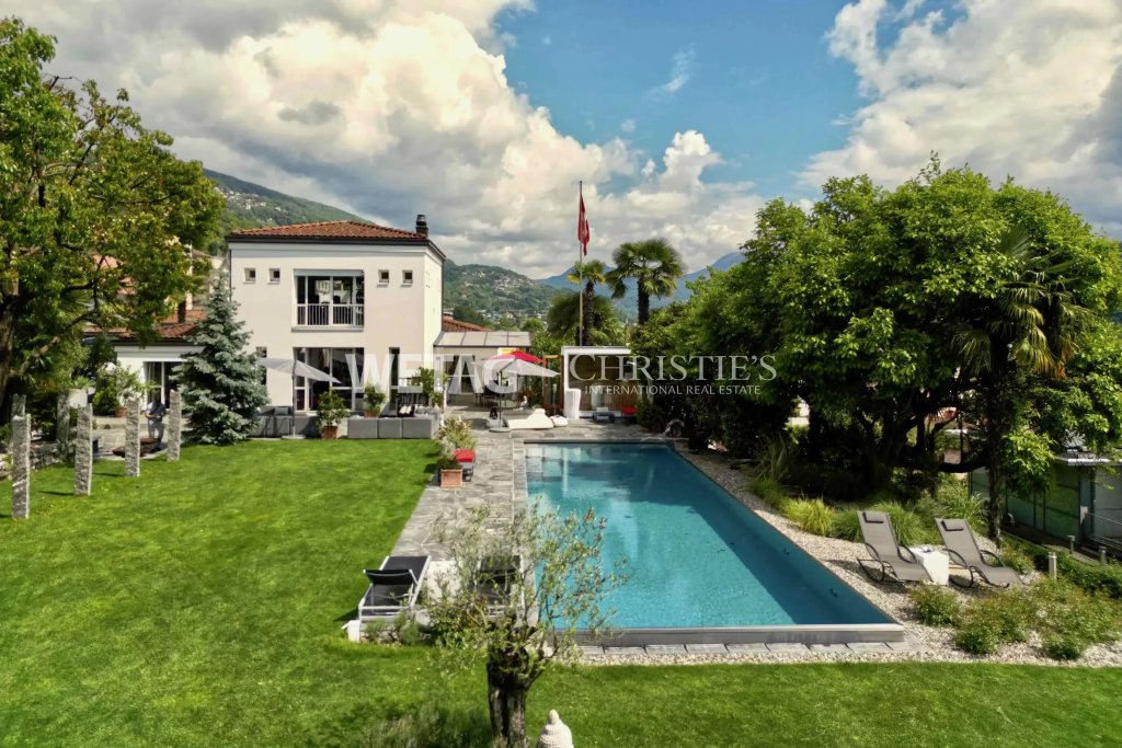 Villa mit Pool und Garten
