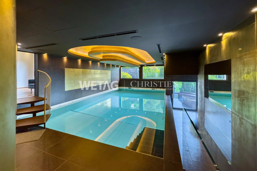 Innenpool mit Lounge- und Wellnessbereich