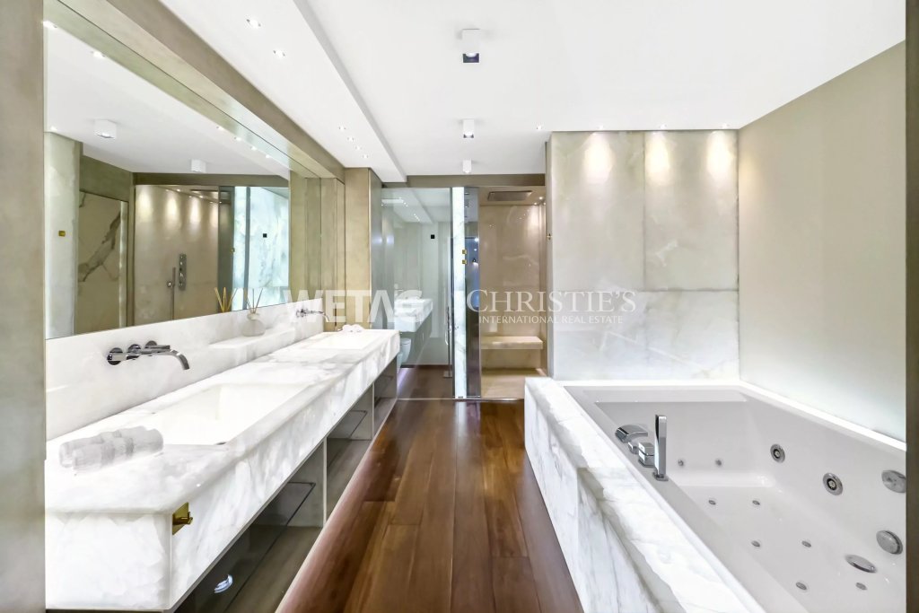 Luxuriöses Badezimmer mit Whirlpool und Doppelwaschtisch