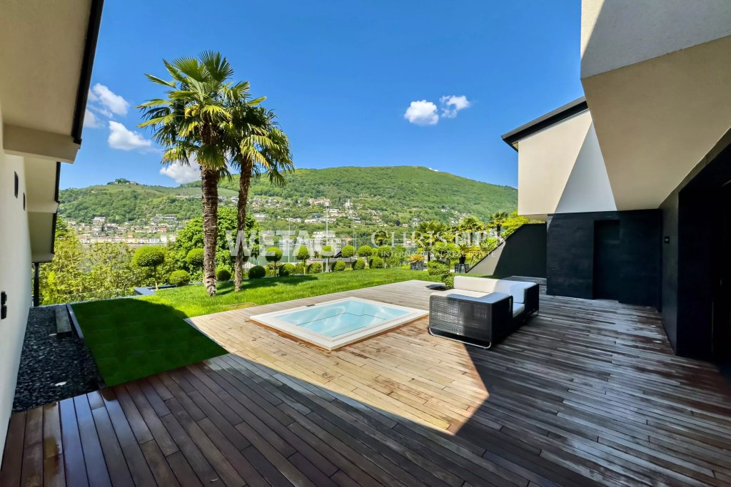 Luxuriöse Außen-Terrasse mit Pool und Bergblick