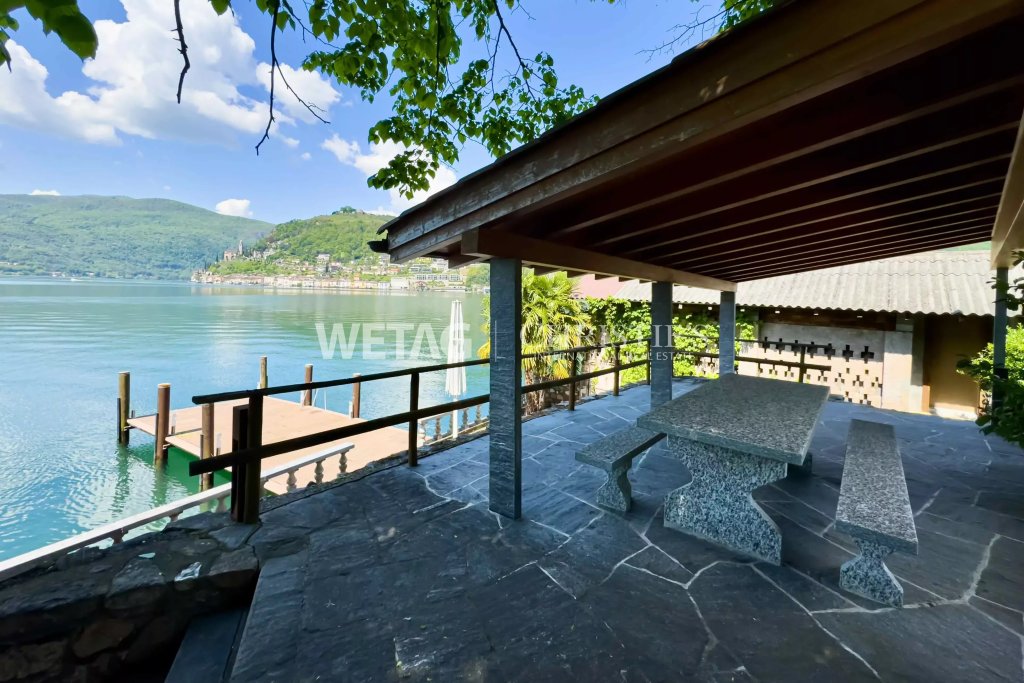 Seeterrasse mit überdachtem Essbereich