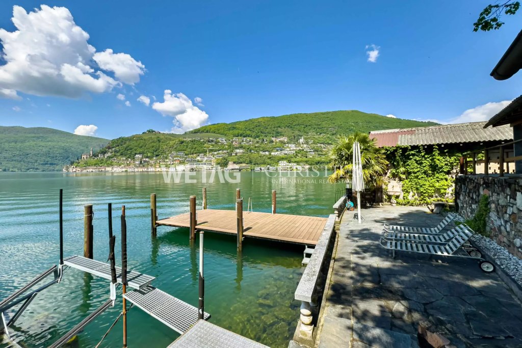 Seeterrasse mit Steg und Liegen