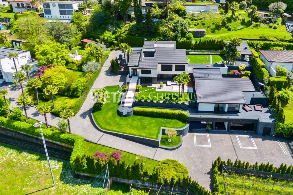 Luxuriöse Villa mit Garten und Zufahrt