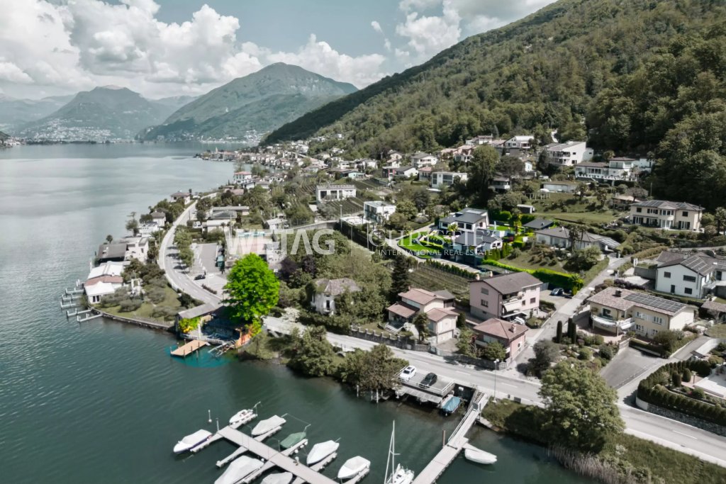 Luftaufnahme einer Ufergemeinde am See